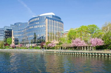 Binaların Skandia çiçekli ağaçlar ile Berlin Spree Nehri üzerinde