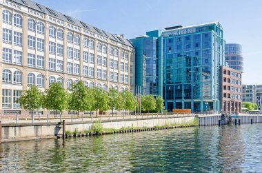 Hotel Abion Spreebogen Waterside ile Spree Nehri'nin
