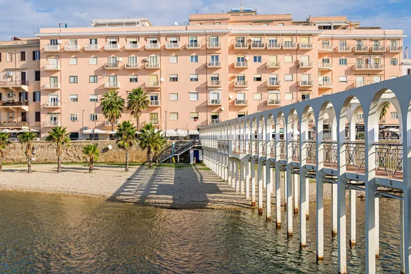 İtalya 'da Civitavecchia' nın merkezinde Pirgo plajı