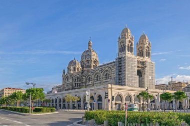 Jacques Saade Bulvarı. Marsilya, Fransa 'da Saint Mary Katedrali ve dükkanları var.