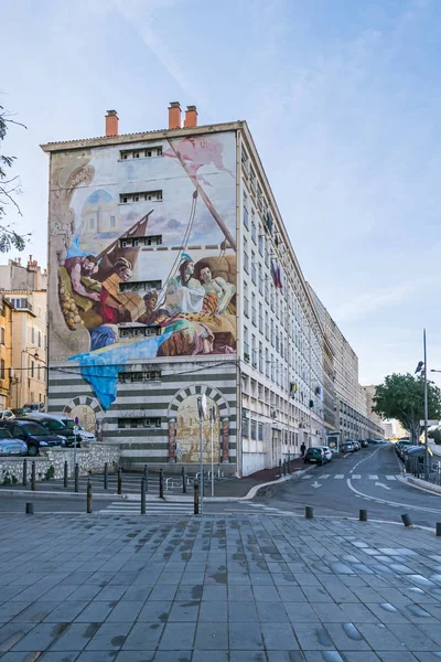 Esplanade de la Tourette with the house No 36 and its Fresque murale Le Commerce in Marseille, France — Stock Photo, Image