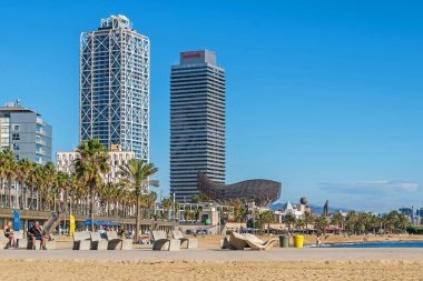  Barcelona Otel Sanatları, Barcelona, İspanya 'daki El Peix d' Or ve Somorrostro Sahili.