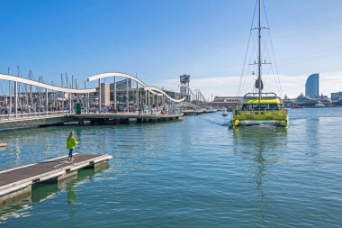 Katamaranlı Port Vell, Maremagnum, Torre Sant Sebastia ve W Barcelona Kulesi