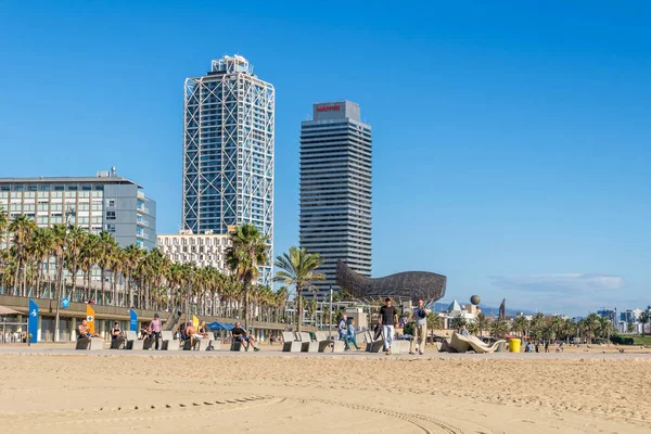  Barcelona Otel Sanatları, Barcelona, İspanya 'daki El Peix d' Or ve Somorrostro Sahili.