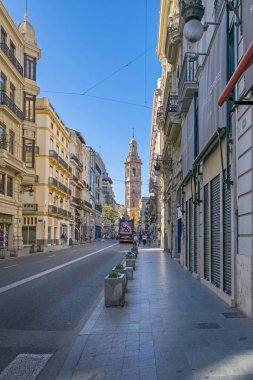 Valencia, İspanya 'daki Santa Catalina Kilisesi' nin çan kulesiyle Carrer de la Pau