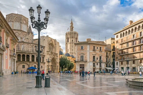 Plaza de la Virgen İspanya 'nın Valencia kentinin en eski ve en çok ziyaret edilen turistlerinden biridir. — Stok fotoğraf