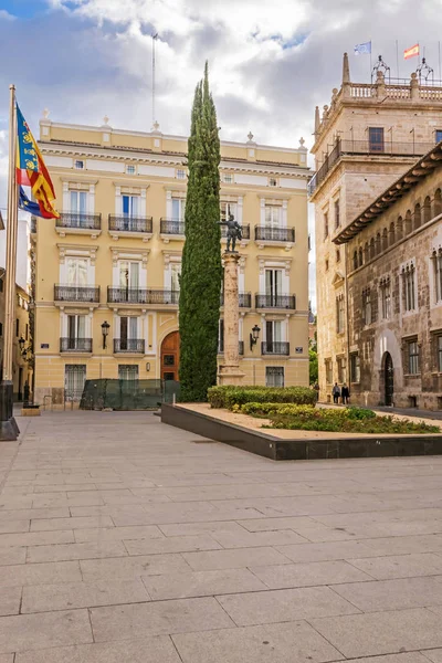 Manises Meydanı, Hotel Palacio Vallier ve Francisco Pizarro 'nun heykeli. — Stok fotoğraf