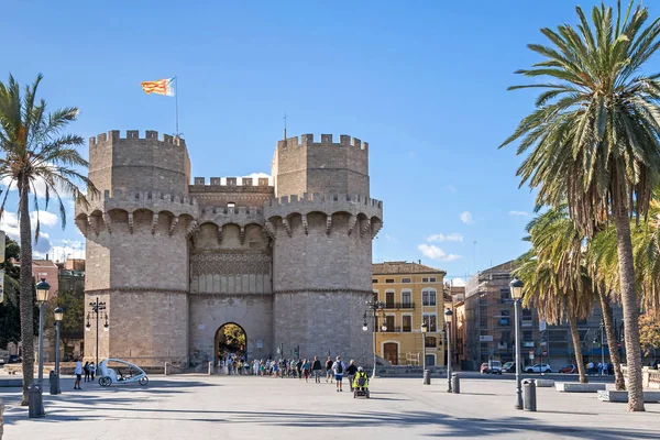 Serranos Kuleleri ya da Serranos Kapısı. Eski Valensiya şehrine ziyaretçiler giriyor. — Stok fotoğraf