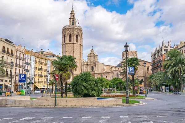Plaza de la Reina และโบสถ์วาเลนเซียที่มี Bell Tower Micalet — ภาพถ่ายสต็อก