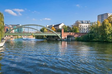 Berlin, Almanya 'da Spree Nehri kıyıları ve Lessing köprüsü
