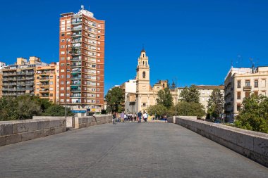 Serranos Köprüsü ve Santa Monica Meydanı Valencia, İspanya 'da Salvador Kilisesi ile
