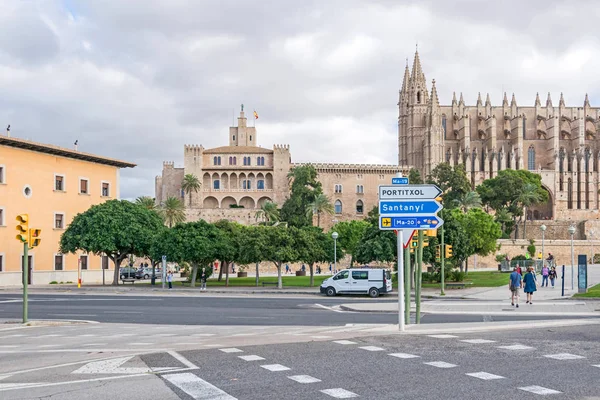 Paseo Maritimo ve Palma Katedrali Palma de Mallorca, İspanya — Stok fotoğraf