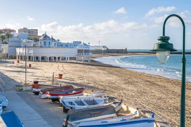Cadiz, İspanya - 6 Kasım 2019: Tarihi ve kültürel öneme sahip bir doğal liman olan Beach La Caleta, Sualtı Arkeoloji Merkezi Genel Merkezi ile birçok filmde yer aldı.