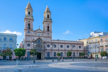 Cadiz, İspanya - 6 Kasım 2019: Kare Plaza de San Antonio ile kilise Iglesia de San Antonio ve iki çan kulesi