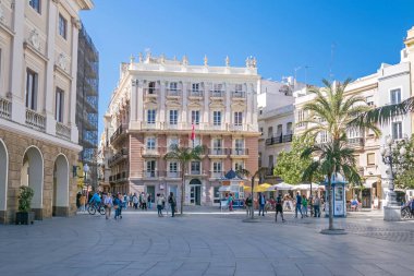 Cadiz, İspanya - 6 Kasım 2019: Casa de los Pazos de Miranda Plaza de San Juan de Dios Meydanı 'nda, dev iyonik borazanları ve mermer kemerli kapı kemeri ile yerli akademik okul mimarisinin harika bir örneği.