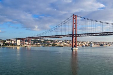 Portekiz 'in başkenti Lizbon' u Almada belediyesine bağlayan bir asma köprü olan Tagus Nehri ve 25 de Abril Köprüsü 'nün sol yakası.