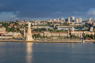Tagus Nehri 'nin kuzey kıyısında Padrao dos Descobrimentos (Keşifler Anıtı) ve Jeronimos Manastırı veya Hieronymites Manastırı, Popüler Sanat Müzesi ve Belem Marina ile