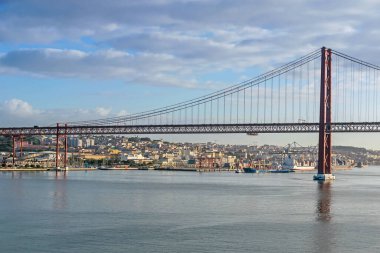 Portekiz 'in başkenti Lizbon' u Almada belediyesine bağlayan bir asma köprü olan Tagus Nehri ve 25 de Abril Köprüsü 'nün sol yakası.