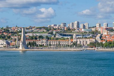 Lizbon, Portekiz - 7 Kasım 2019: Padrao dos Descobrimentos (Keşifler Anıtı), Jeronimos Manastırı ve Belem Marina ile Tagus Nehri 'nin kuzey kıyısı