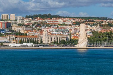 Lizbon, Portekiz - 7 Kasım 2019: Padrao dos Descobrimentos (Keşifler Anıtı) ve Jeronimos Manastırı, Popüler Sanatlar Müzesi ve Jardim Vasco da Gama ile Tagus Nehri 'nin kuzey kıyısı