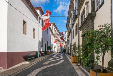 Funchal, Portekiz - 10 Kasım 2019: Tarihi merkez ve kendine özgü kiremit desenli tipik Portekiz kaldırımları olan dar sokaklardan biri