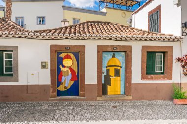 Funchal, Portekiz - 10 Kasım 2019: Rua Portao de Sao Tiago caddesindeki boyanmış kapılar 