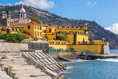 Funchal, Portekiz - 10 Kasım 2019: Sao Tiago Kalesi ile Funchal Körfezi, Santa Maria Maior Ana Barok Kilisesi tarihi merkezi (Zona Velha) ve şehir plajı