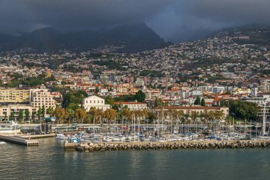 Funchal, Portekiz - 10 Kasım 2019: Funchal 'ın batısında Avenida Sa Carneiro, Marina Alışveriş binası, Santa Catarina Park ve Pico Fort - Vaftizci Aziz John