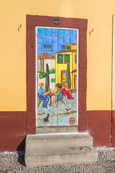 Фуншал, Португалия - 10 ноября 2019 года: Окрашенные двери на улице Rua D.Carlos I в рамках проекта "ArT of opEN doors project" предназначены для того, чтобы привлечь внимание людей к искусству, заполняющему заброшенные помещения
