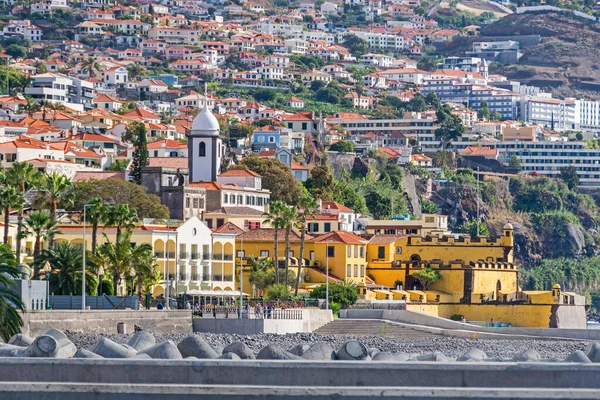 Funchal, Portekiz - 10 Kasım 2019: Funchal körfezi kıyısı olan tarihi merkez (Zona Velha), Santa Maria Maior Ana barok kilisesinin kulesi olan Sao Tiago Kalesi