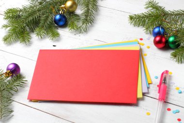 Bir yığın renkli zarf içinde noel veya yeni yıl için tebrikler, köknar dalları ve noel baloları, yakın çekim. beyaz rustik arkaplan.