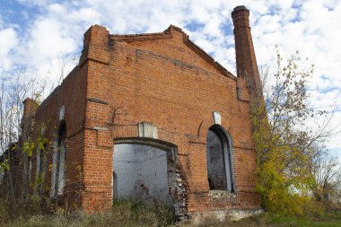 Endüstriyel tuğla bina, terk edilmiş, eski, büyük tuğlalı boru, bulutlu güzel mavi gökyüzü..