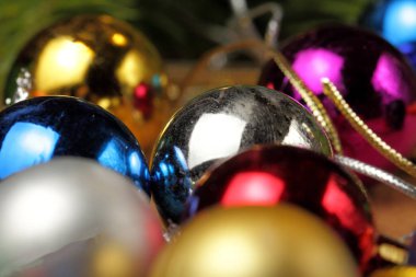 Çok renkli Noel topları bir zanaat arka planında yakın plan.