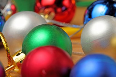 Çok renkli Noel topları bir zanaat arka planında yakın plan.