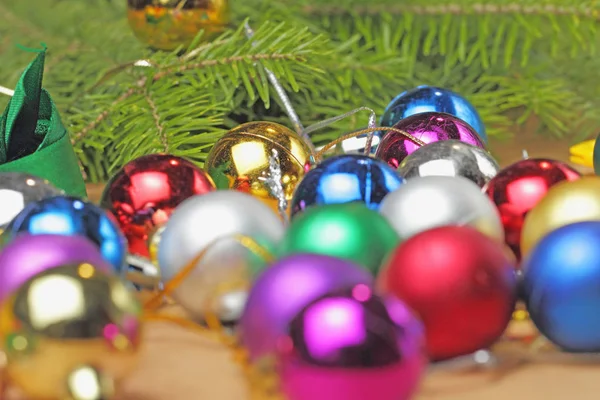 Рождественские Шары Фоне Естественных Ветвей Елки Крупным Планом — стоковое фото