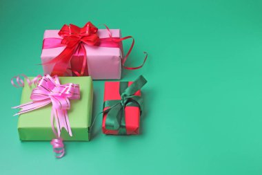 Yeşil bir arka planda yeni yıl ya da Noel için hediye konsepti. Tebrikler..