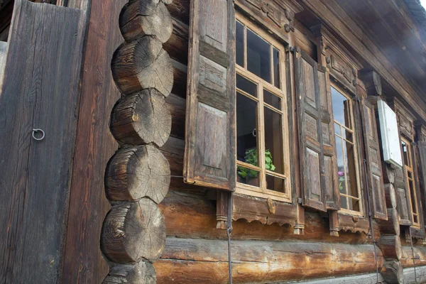 Parede Com Janelas Troncos Tradicionais Feitos Troncos Arquitetura Antiga Aldeia — Fotografia de Stock