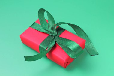 Yeşil arka planda yeni yıl ya da noel hediyesi, konsept.
