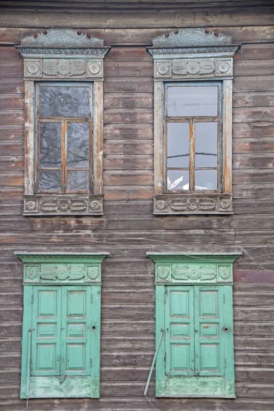 Parete Una Vecchia Casa Legno Con Finestre Persiane Sfondo Rustico — Foto Stock