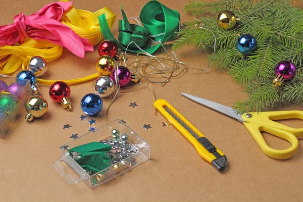 圣诞期间装饰圣诞树树枝 顶视图的一套材料和工具 — 图库照片