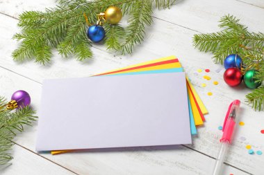 Noel veya Yeni Yıl Kutlamaları konsepti, renk zarfları, metin için yer, xmas ağacı dalları.