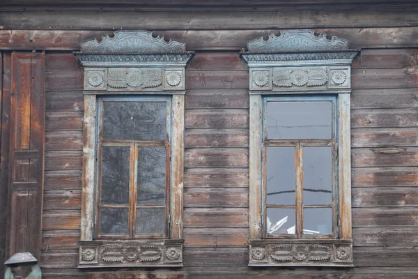Вікна Різьбленими Смугами Старому Дерев Яному Будинку — стокове фото