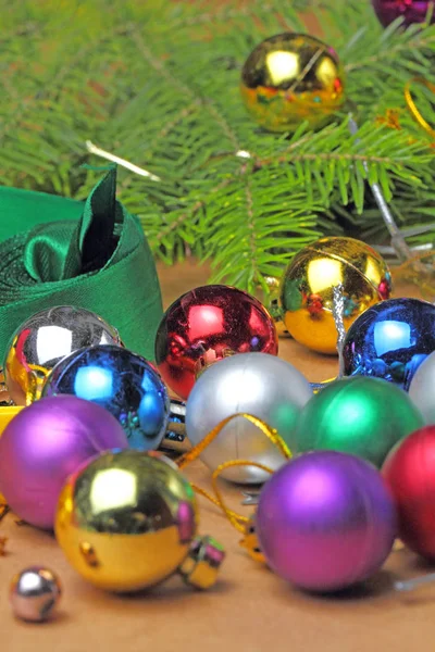 Разноцветные Рождественские Шары Цветные Ленты Крупным Планом Фоне Ветвей Елки — стоковое фото
