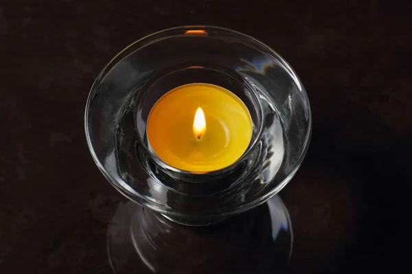 Brennende Kerze Einem Gläsernen Kerzenständer Auf Schwarzem Hintergrund Konzept Der — Stockfoto