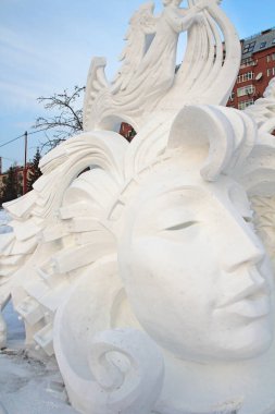 Krasnoyarsk, Rusya, 01 / 18 / 2014 İllüstrasyon Editör Kar heykeli Bir kadın yüzü şehir parkında, kış eğlencesi, sanat eseri.