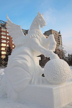 Krasnoyarsk, Rusya, 01 / 18 / 2014 İllüstrasyon Editörlüğü Kar heykeli atı şehir parkında kanatları, kış eğlencesi, sanat eserleri.