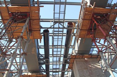 İnşaat alanı, metal yapılar, köprü desteklerinin kurulumu, büyük boruların döşemesi.