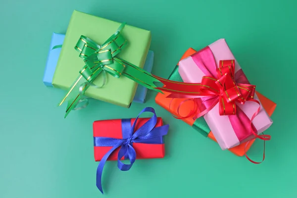Ajándékok Zöld Hátterű Színes Csomagolásban Ünnepi Gratuláció Koncepciója — Stock Fotó