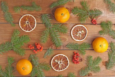 Düz tabaka, ahşap zemin üzerinde bir Noel sembolü deseni..