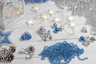 Beyaz bir yüzeydeki Noel süslerinin arka planı, şenlik havası..